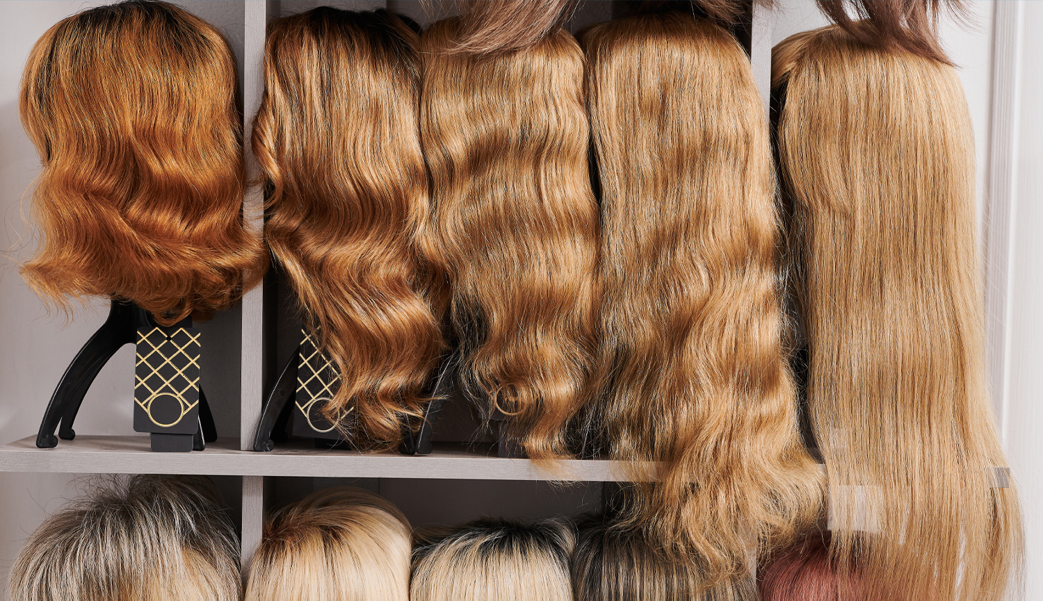 Showcase of Natural Looking Wigs Different Colors Fixed Metal Wig Holders Beauty Salon Row Mannequin Heads